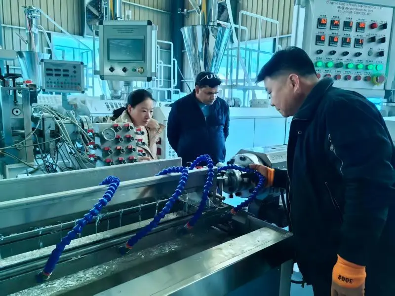 Gomazko ureztatze-hodien makina gunean martxan dagoen Indiako bezeroarentzat