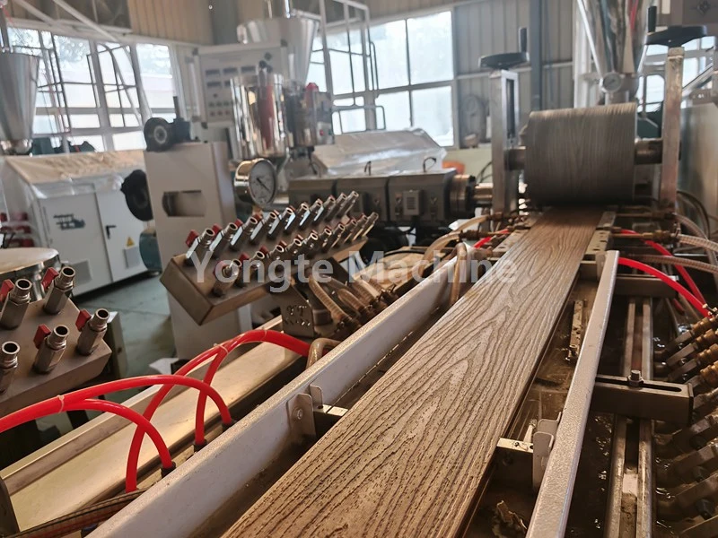 Yongtek bezeroari lagundu dio WPC profilaren estrusio-lerroa optimizatzen, eta ondorioz, irteerako eraginkortasuna %40 handitu da