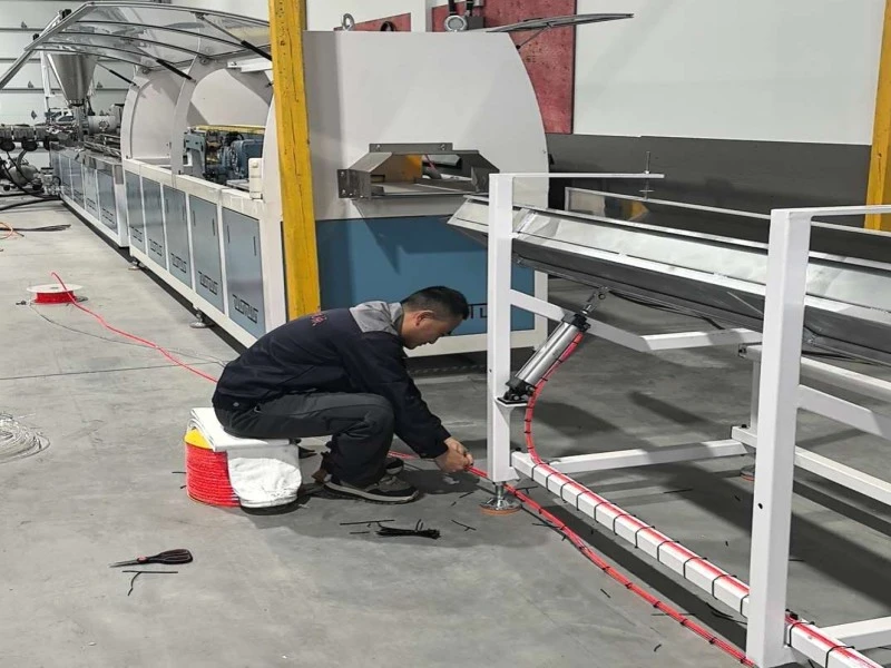 WPC ekoizpen-lerroak funtzionamendu egonkorra lortzen du Quebec-en, Kanadan