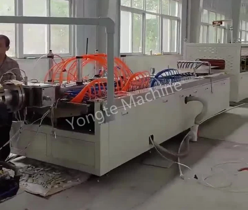 PVC horma-panela estrusio-lerroa arrakastaz instalatu da Txinan
