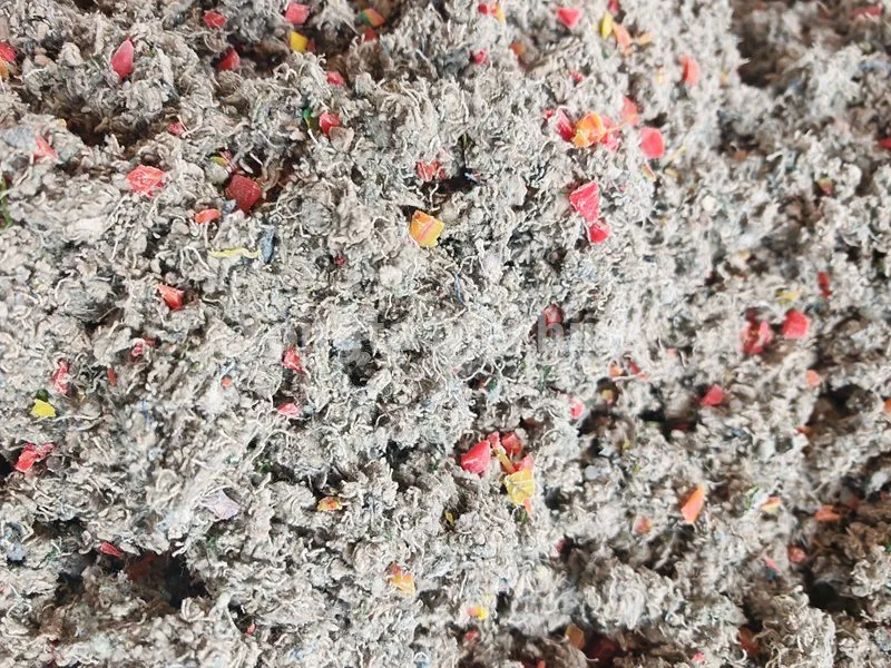 Arropa eta plastikozko konposatuen makina hondakinak birziklatzea